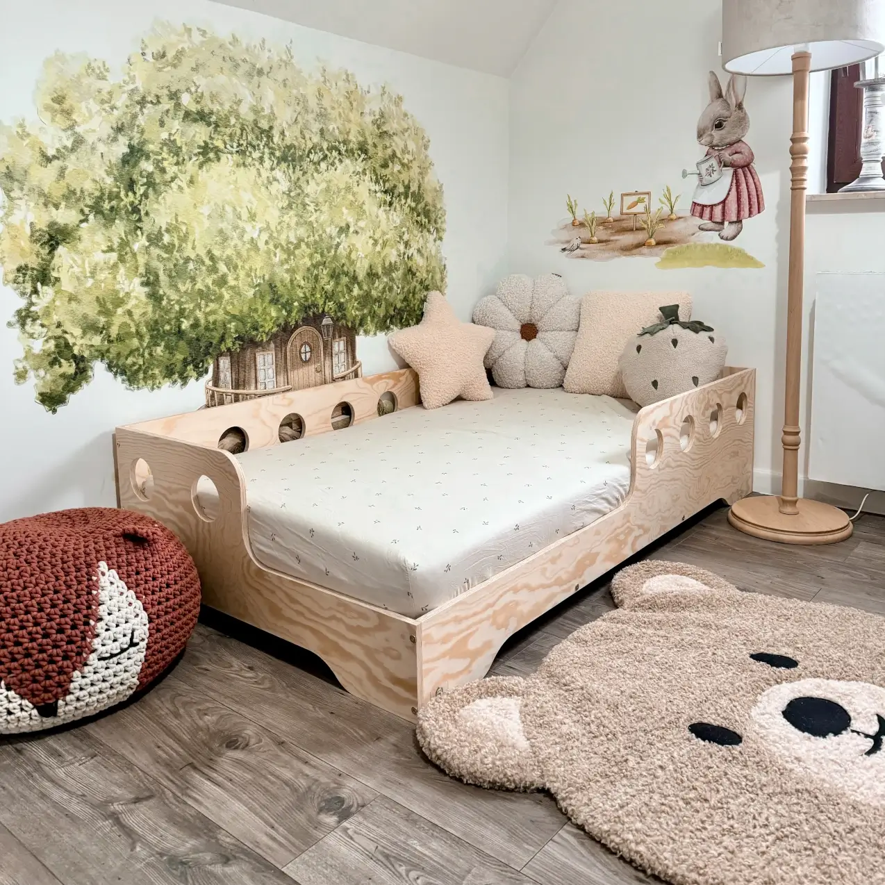 Lozko pojedyncze dla dzieci z barierka i stelazem TILA 5 Montessori Drewniane